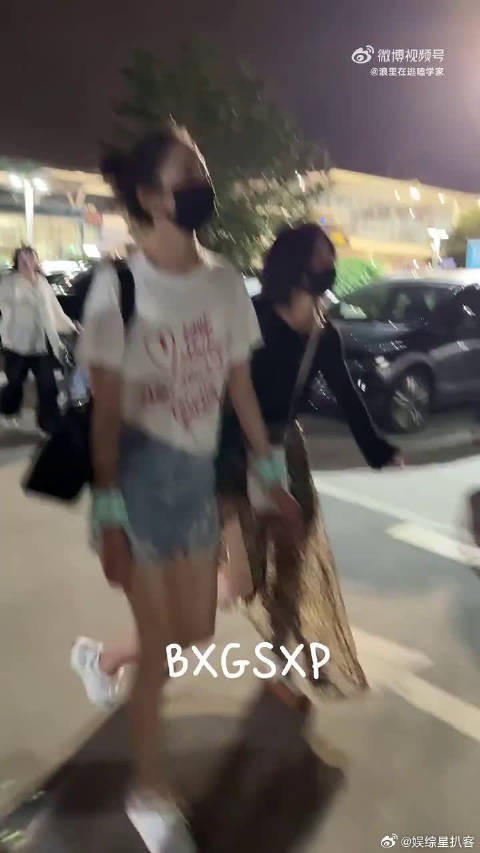 关晓彤机场佩戴负重手环,坚持自律管理