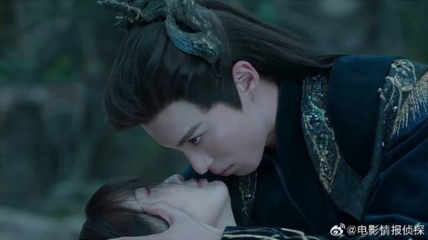东方青苍宣示主权 当着长珩面强吻小兰花，霸道极了