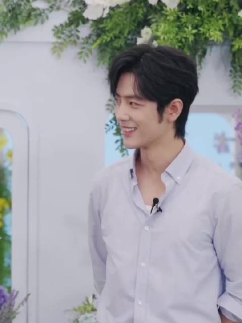 肖战直播，状态都好成啥样了呀真的很帅，笑起来好明媚呀！