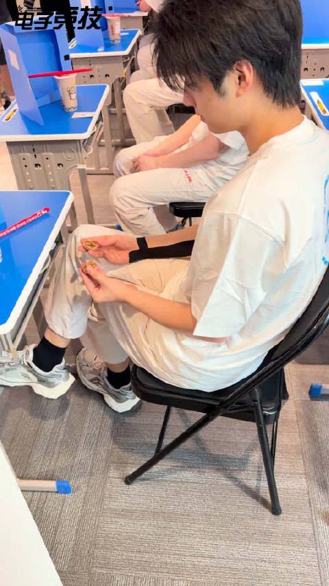 沉浸式观看monki吃核桃，完全没有偷摸吃的意思