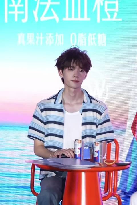 周翊然又偷摸给粉丝饭撒了