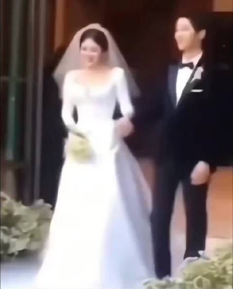 怎会不遗憾呢,她明明拿的是铃兰手捧花呀!
