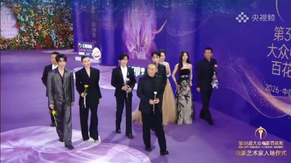 杨幂、刘诗诗两大腿精同台，身着掐腰礼服，移步异扭太美啦