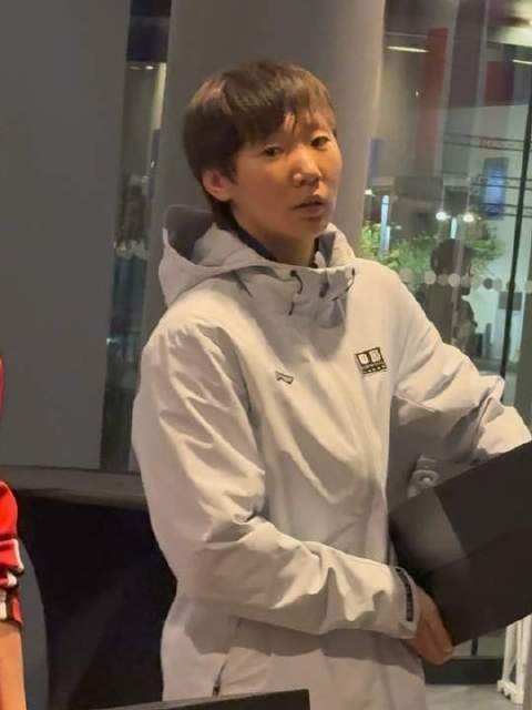 众人欢欣鼓舞，热烈祝贺王曼昱！