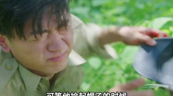 士兵行军被绊倒，惊见遍地队友尸体