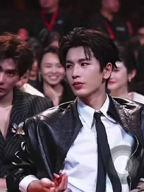 张凌赫是不是表演型人格，知道有人在拍就一直顶腮