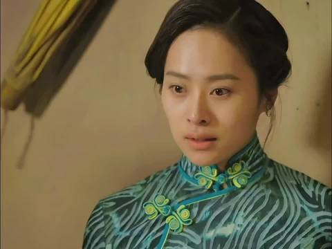 鬼子搜到密室门口,伪军老婆一个举动,竟意外救了女八路!