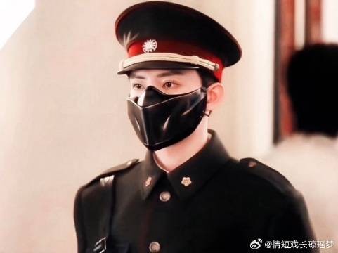 佛爷回头看看,小鱼眼睛发光,安全感爆棚