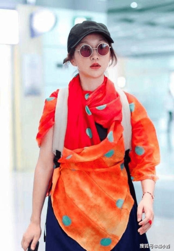 “周迅”真厉害,好像裹着2块布就走机场,上半身任性下半身潇洒