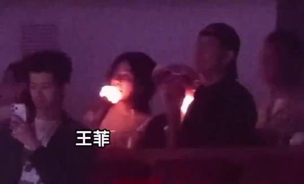 追星天花板！那英演唱会李维嘉与王菲合唱