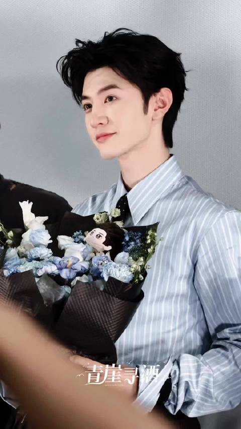这个捧花谢幕的哲远实在帅得离谱