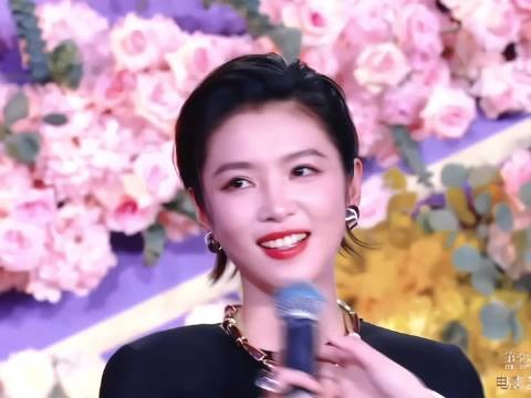轻轻的吻上了,啊啊啊啊啊太俊了
