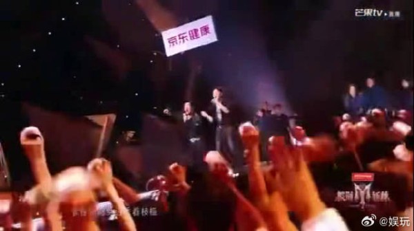 程莉莎真的是郭晓东的头号铁粉实锤，披哥一公差点淘汰，她看节目直接看哭了