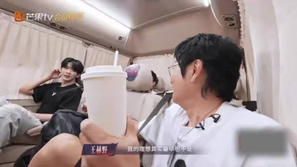 设想一下水产市场里的王总，对比舞台上唱歌的他，画面感直接来了