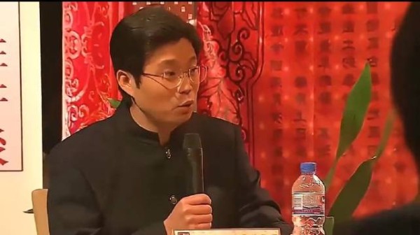 王迅怼国学大师名场面，怼的大师当场哑火，狼狈不堪