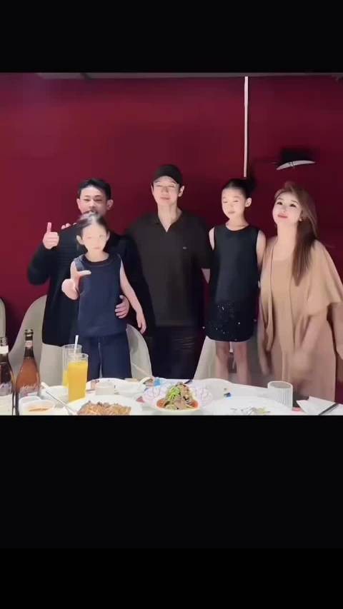 网红吴迪与黄晓明山东老家聚餐，同框合影难辨本尊