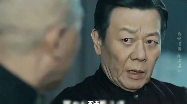 普通百姓挺身而出，花甲老人持枪守城门，小人物也能撑起家国脊梁 ！