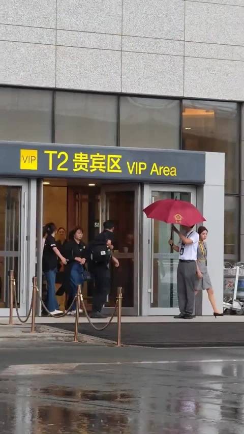 檀健次到的长春出来互动还给粉丝鞠躬了，新的路演又开始了