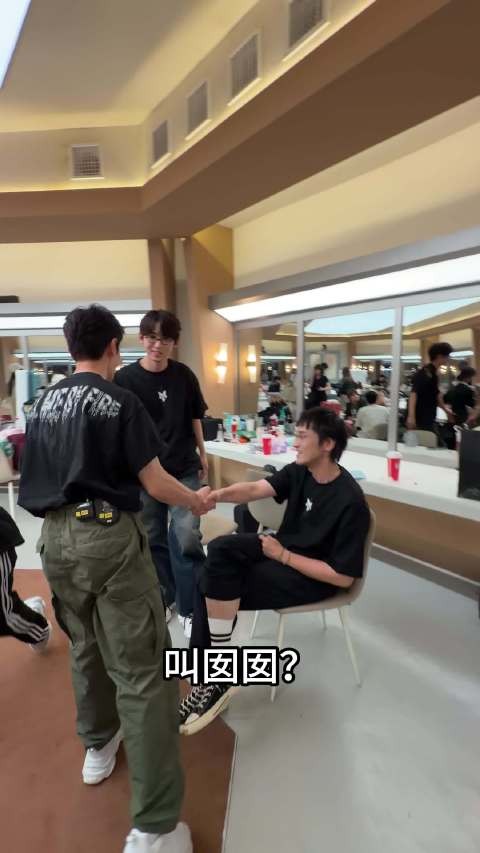 王传君叫曹骏囡囡，披哥后台物料曝光