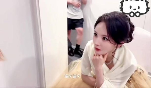 杨幂wink小游戏盘活后台，灵动松弛感拉满