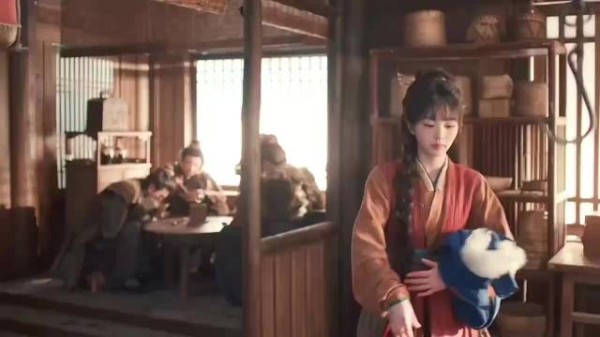 综艺现场解锁帅气双刀造型,田曦薇动作干脆利落,提起过往打戏拍摄经历…