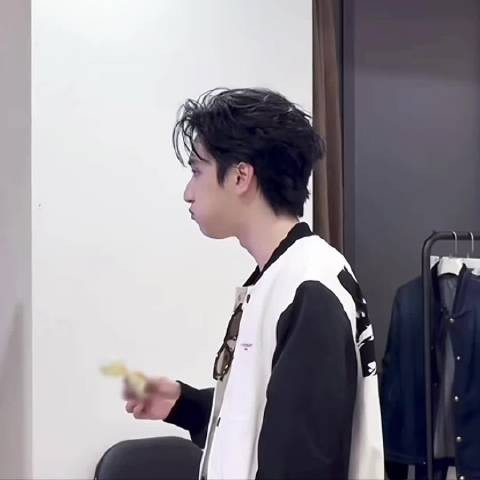 浩翔吃东西是吧一边嘴巴塞得满满的