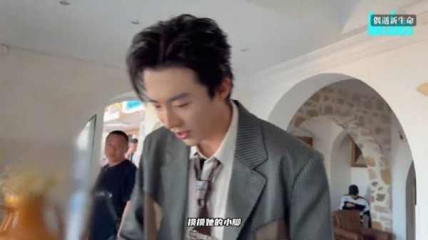 刘宇宁看到小宝宝也会走不动道了 想象你以后做老爸的样子会！妥妥的女儿奴