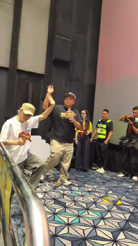 星爷肉眼可见的开朗 粉丝的爱让星爷日渐活泼