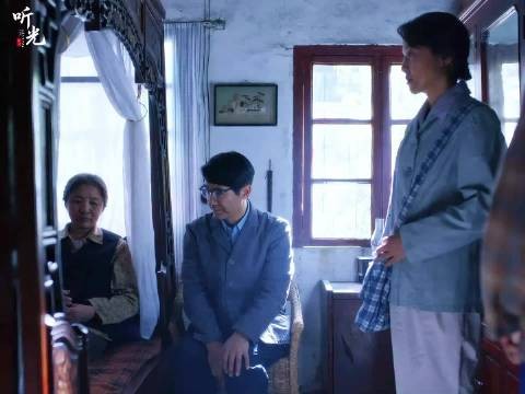 伤腿婆婆想白吃白住 黄玲端走肉菜硬刚偏心婆婆 小巷人家