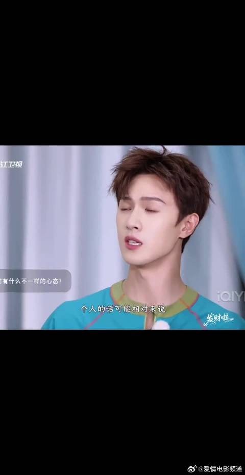 说话的口吻更像了 小动作也是