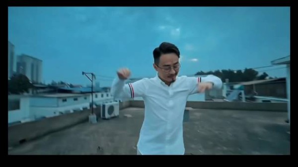 生活不易,老郭卖艺 跳个舞给大家开心一下,喜欢看下次我录一个付费版的