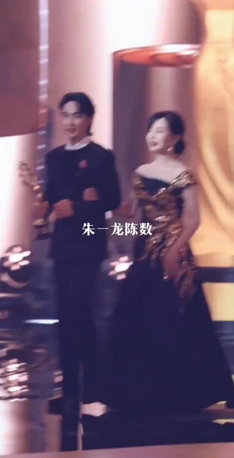 陈数朱一龙檀健次长春电影节合影,评委陈数红装惊艳