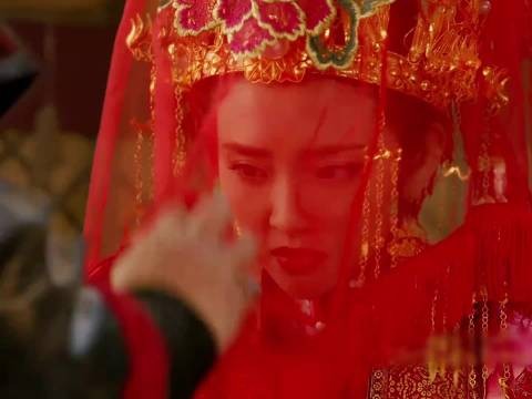 天下第一美女被扔下万丈悬崖，被救后他成了王爷最宠爱的女人 唐艺昕
