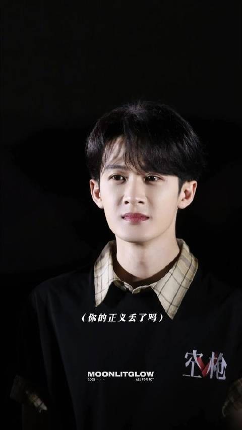 李淇笑盈盈道：“那块表已悄然戴在你腕间”