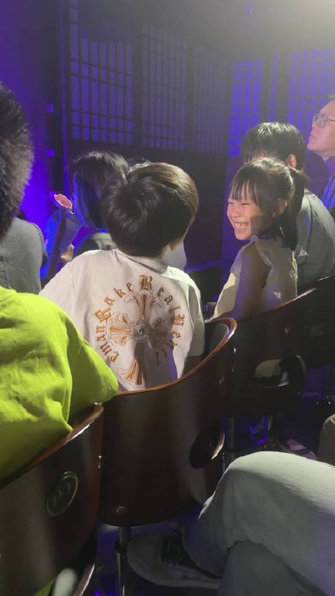 带孩子们看魔术表演 还学到了小魔术哈哈