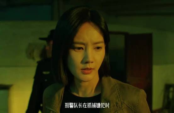 亲手铐住昔日恋人,她眼里全是藏不住的恨意