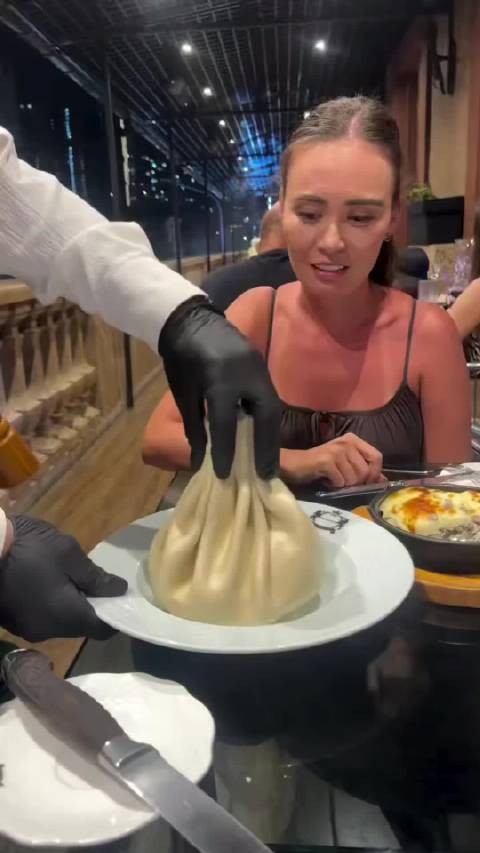 当中国灌汤包被海外网红餐厅魔改后，终于懂意大利人看到菠萝披萨的感受了…