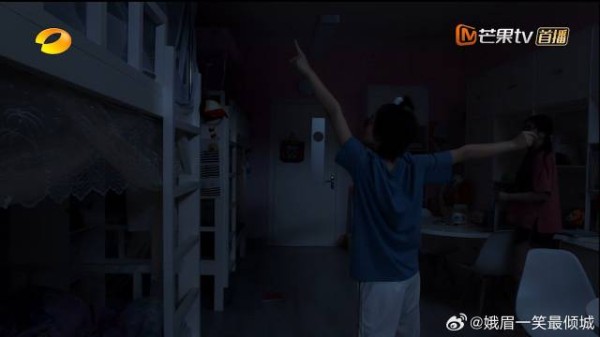 妙妙刚开心摆脱母亲束缚,下秒就熄灯了,妙妙:我妈显灵了