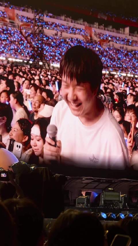 周深演唱会点歌合影名场面，男歌迷猛按手机现女生照片