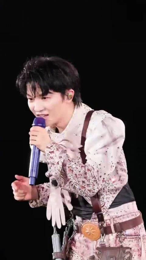 周深演唱会见男歌迷手机女生照,抱头跑劝其好好读书