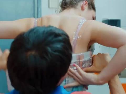 为了躲避安检，女人在身上绑满钞票
