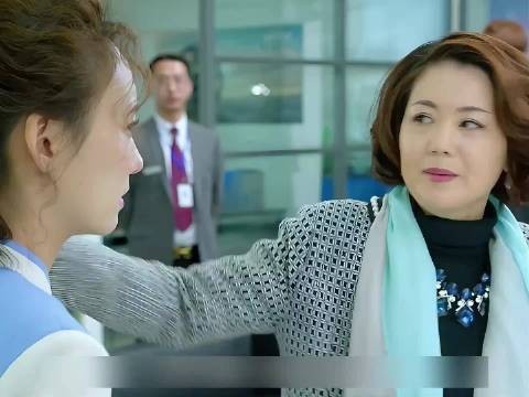 女孩在自家公司被女上司欺辱,董事长婆婆霸气撑腰!