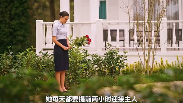 女孩每天都要提前两小时迎接主人,还要捧着最新鲜的玫瑰花