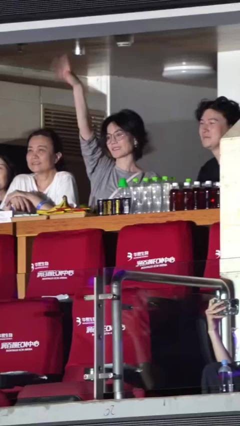 王菲全程配合那英摘眼镜挥手,展现活泼一面