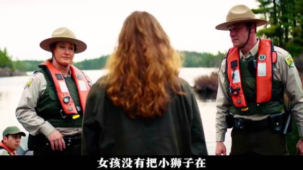 狼妈妈接纳天降小狮子，让它与幼崽同喝奶