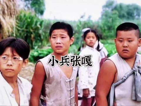 胖墩摔跤偷钥匙，汉奸屁股被写字，这群小兵张嘎太损了！