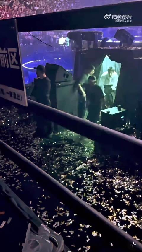 肖战演唱会穿应援服退场微笑