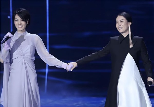 57岁王菲素颜追星那英：天后也逃不过闺蜜情
