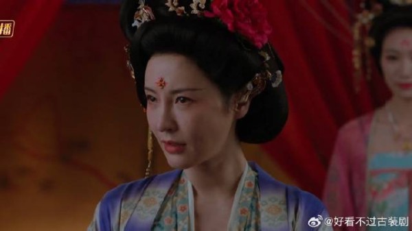 男人们为了药丸卖妻卖女，阁主收留女人们，教她们真本事