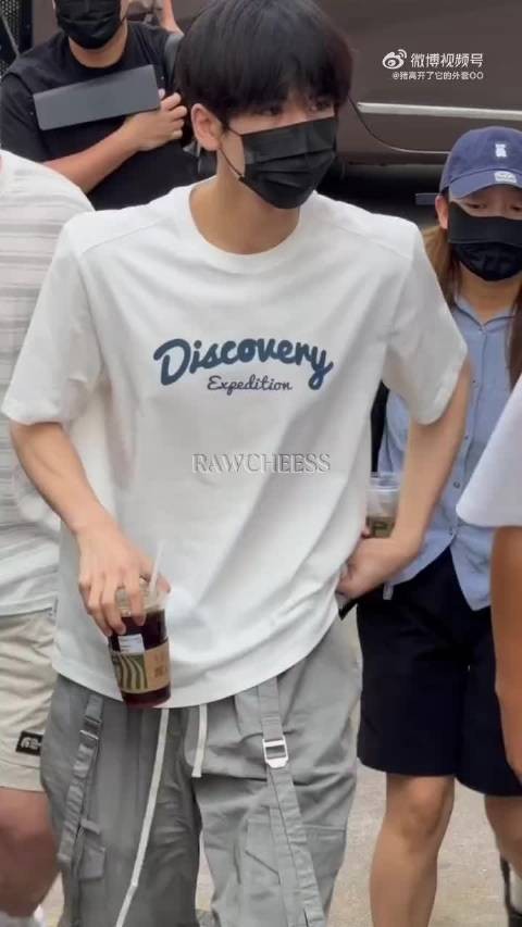张凌赫今日上班路透,顺毛白T好乖啊!